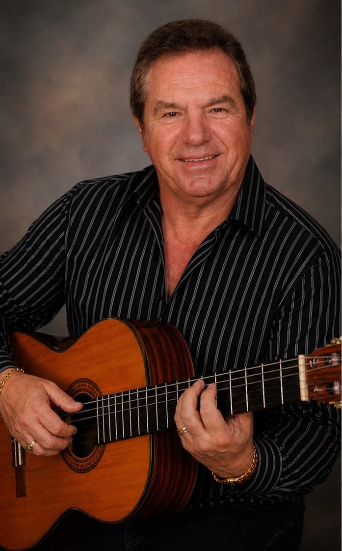 Manuel a tocar a sua guitarra clássica